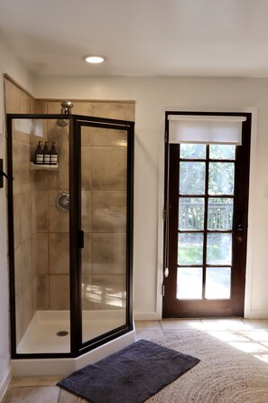 Secadora de cabello, toallas, jabón, shampoo