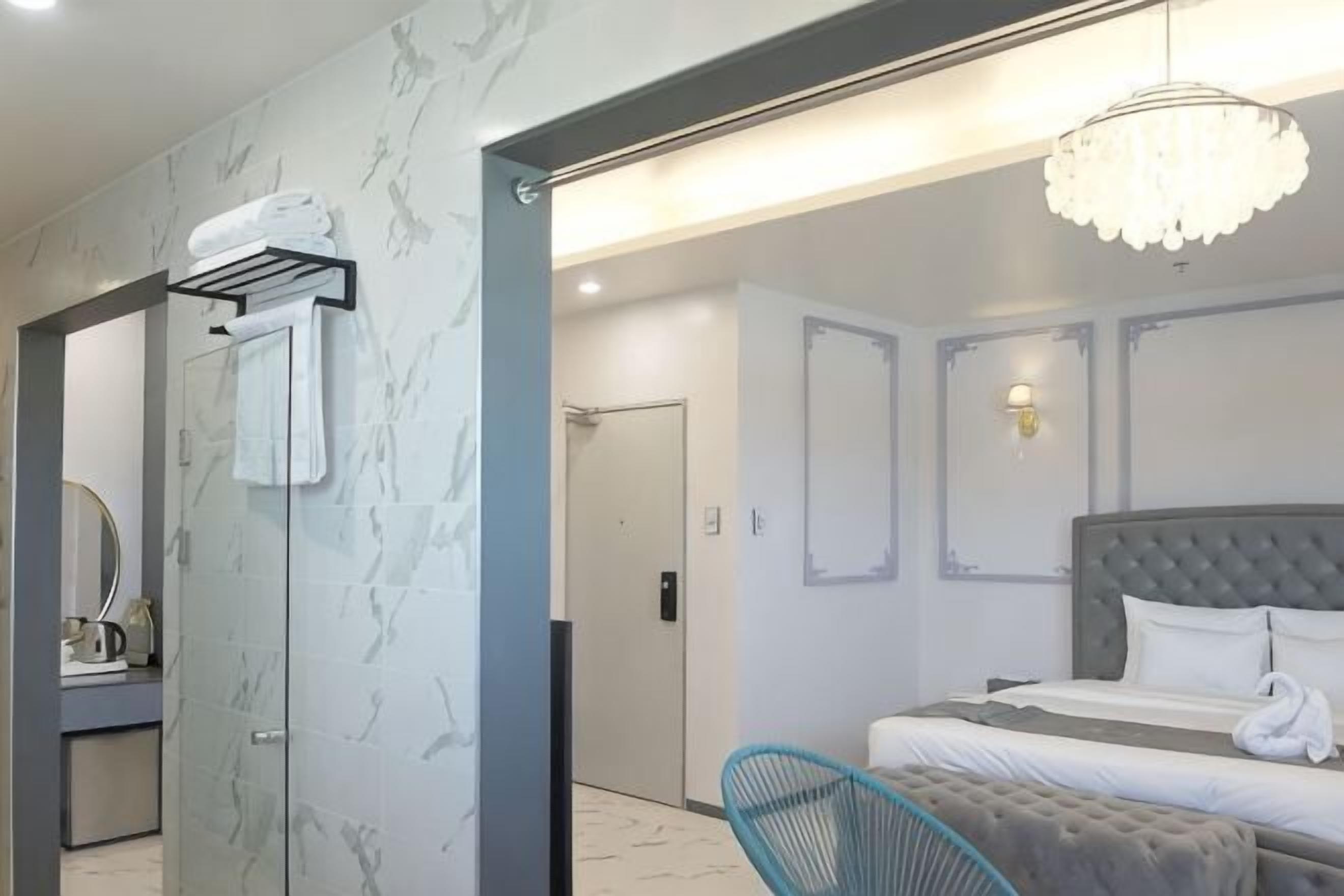 Minibar, in-room safe, individually decorated, individually furnished