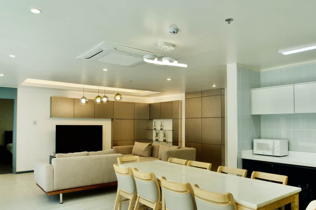 家庭複式房屋 | 起居區 | 50-吋智慧型電視、有線頻道、電視、Netflix