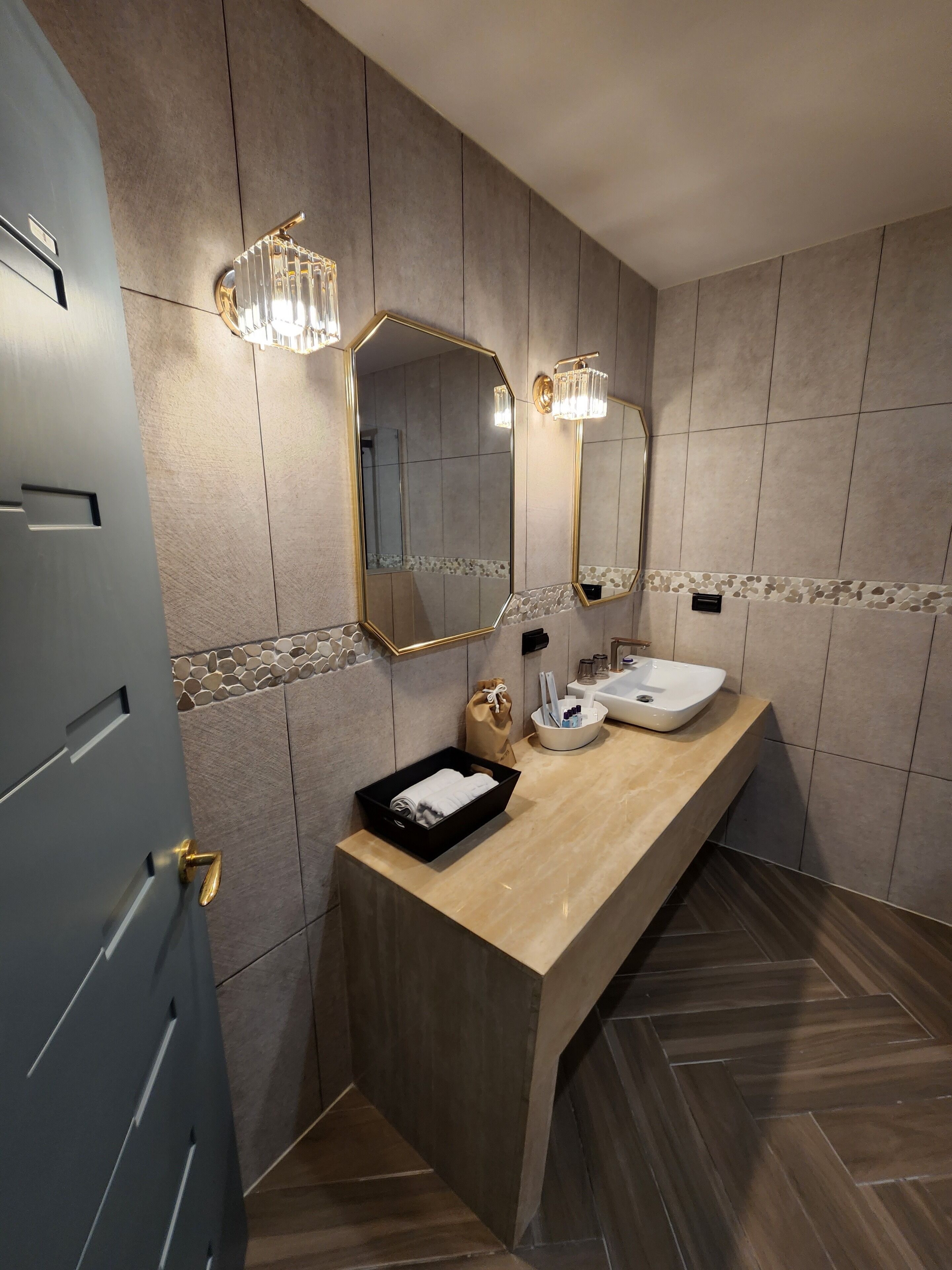 deluxe double room | bathroom | shower, hydromassage showerhead, hair dryer, slippers