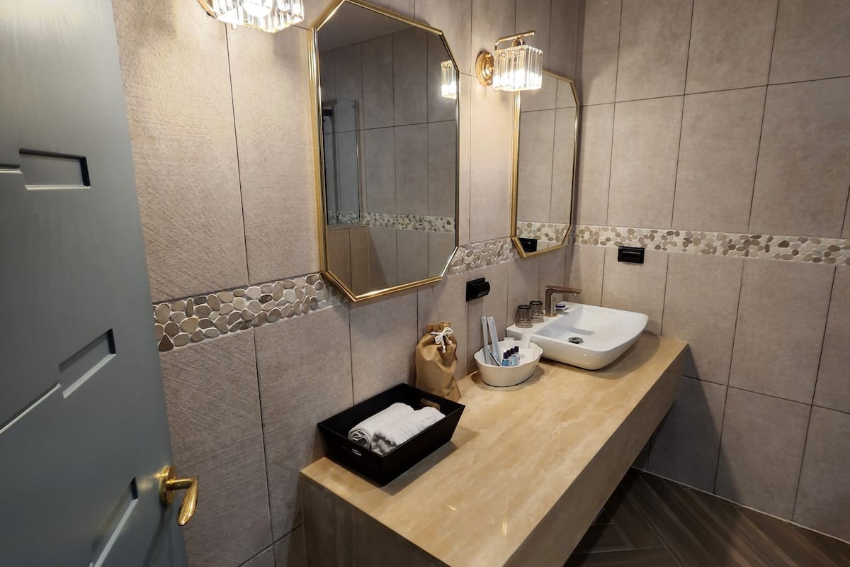 deluxe double room | bathroom | shower, hydromassage showerhead, hair dryer, slippers