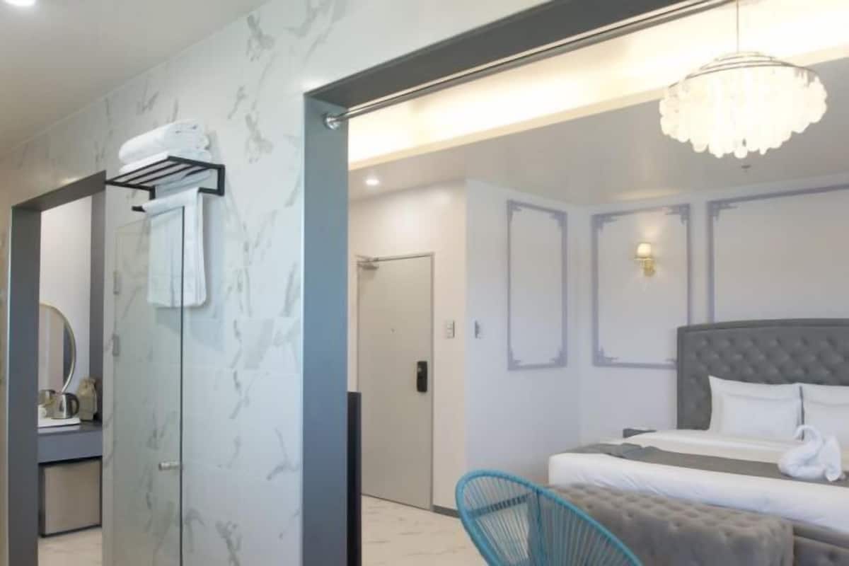 Minibar, in-room safe, individually decorated, individually furnished