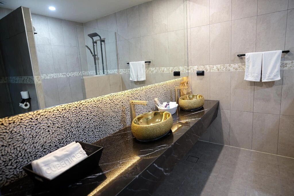 deluxe double or twin room | bathroom | shower, hydromassage showerhead, hair dryer, slippers