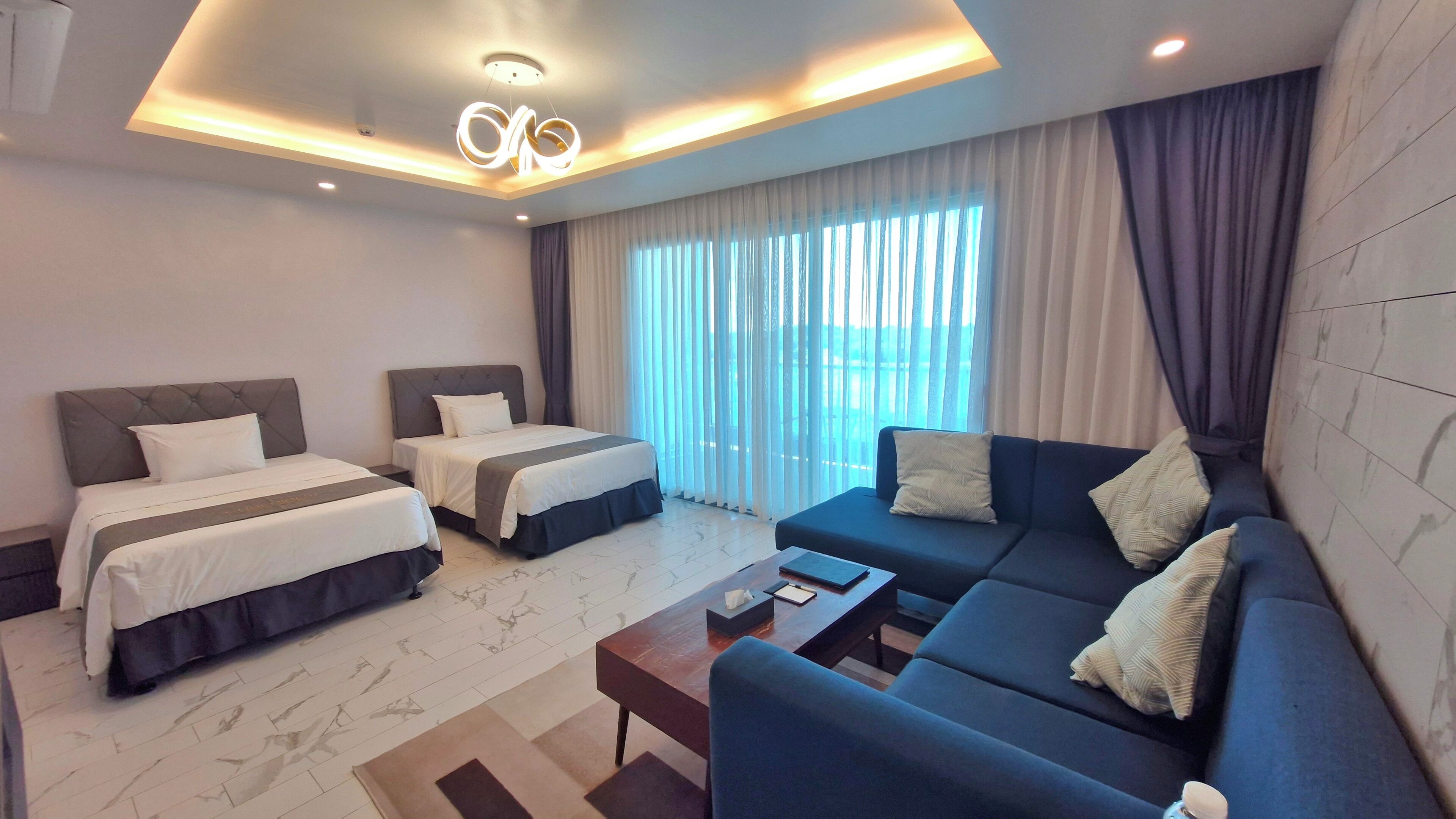 Luxe studio suite | Woonruimte | Een 50-inch smart-tv met kabelzenders, een televisie en Netflix