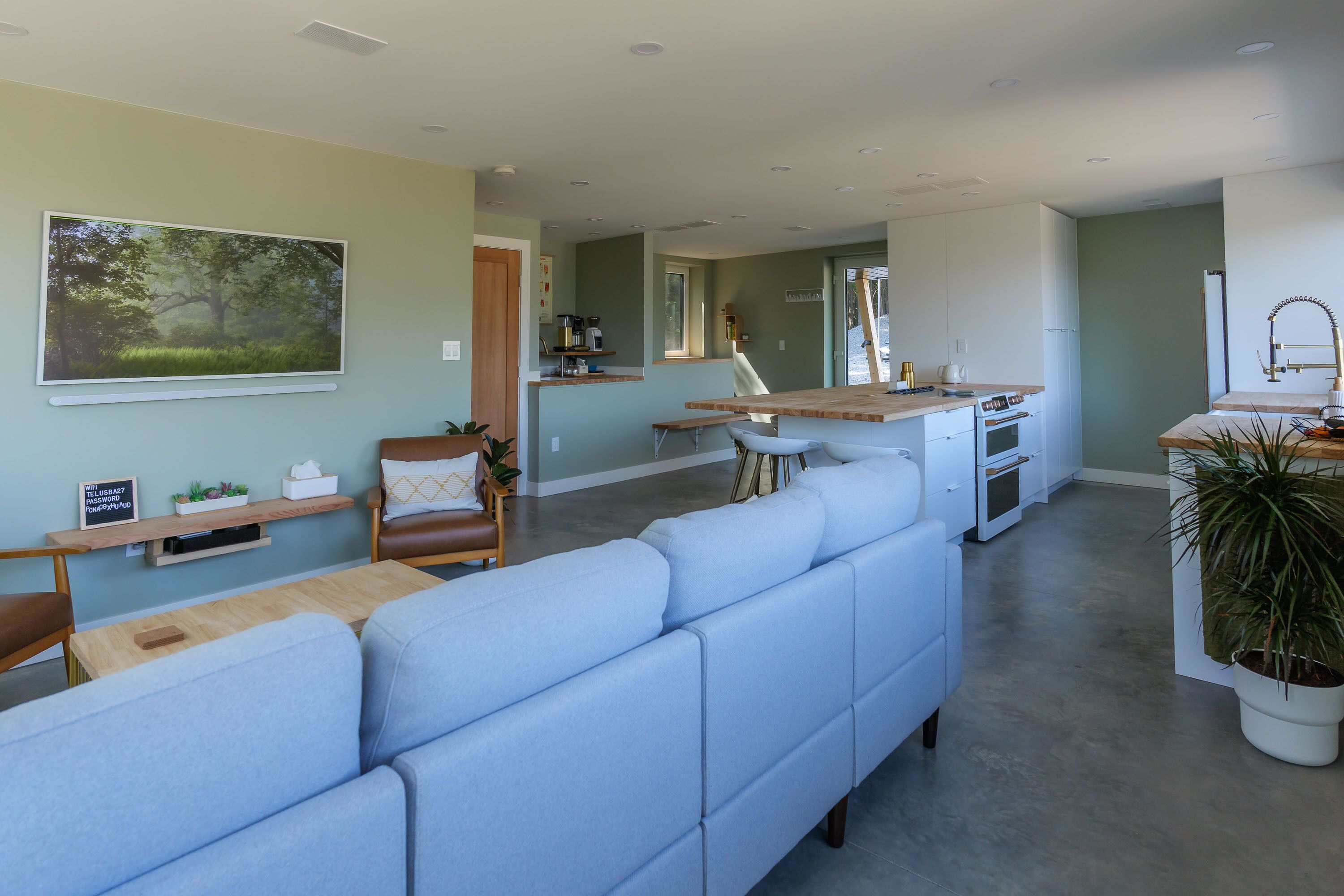 Luxury cozy modern suite close to ski hill & town with EV charger