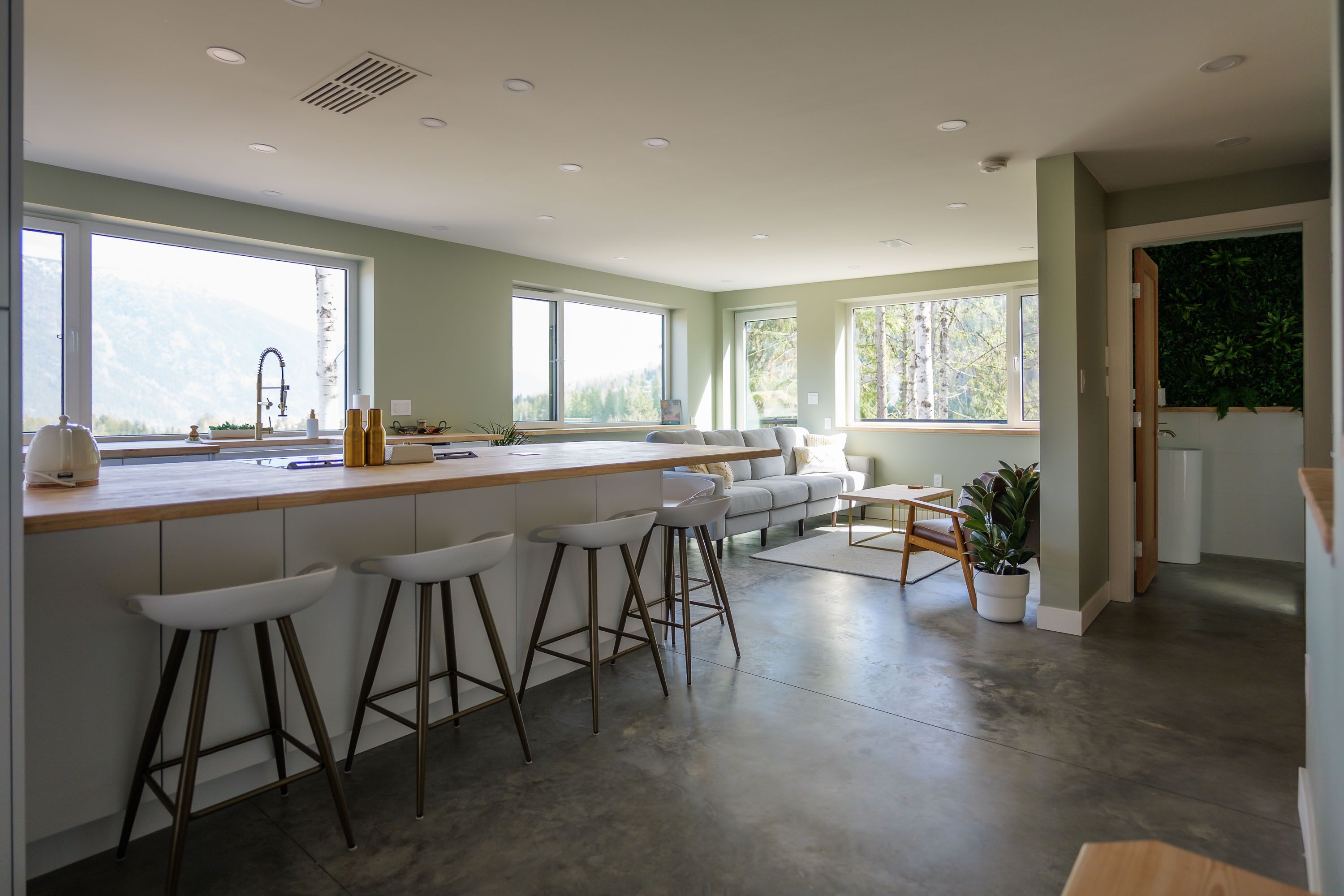 Luxury cozy modern suite close to ski hill & town with EV charger