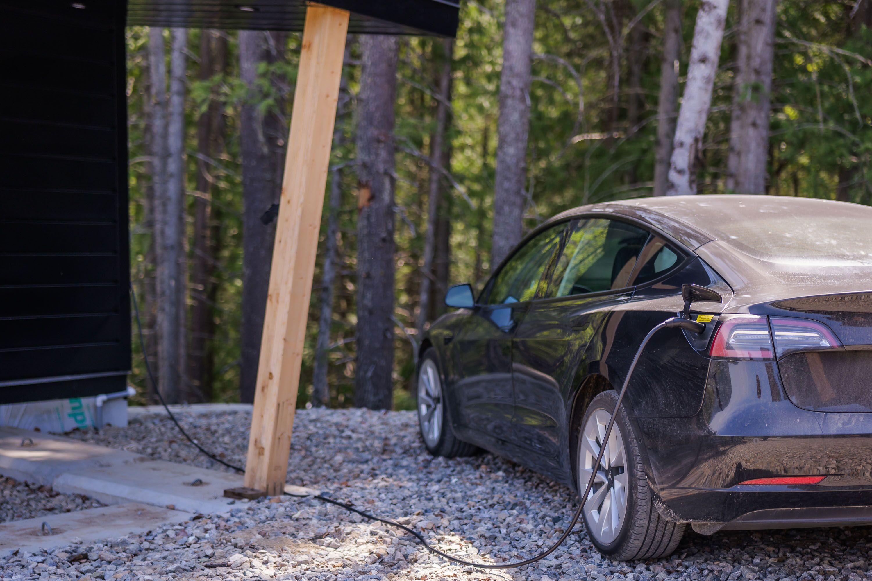 Luxury cozy modern suite close to ski hill & town with EV charger