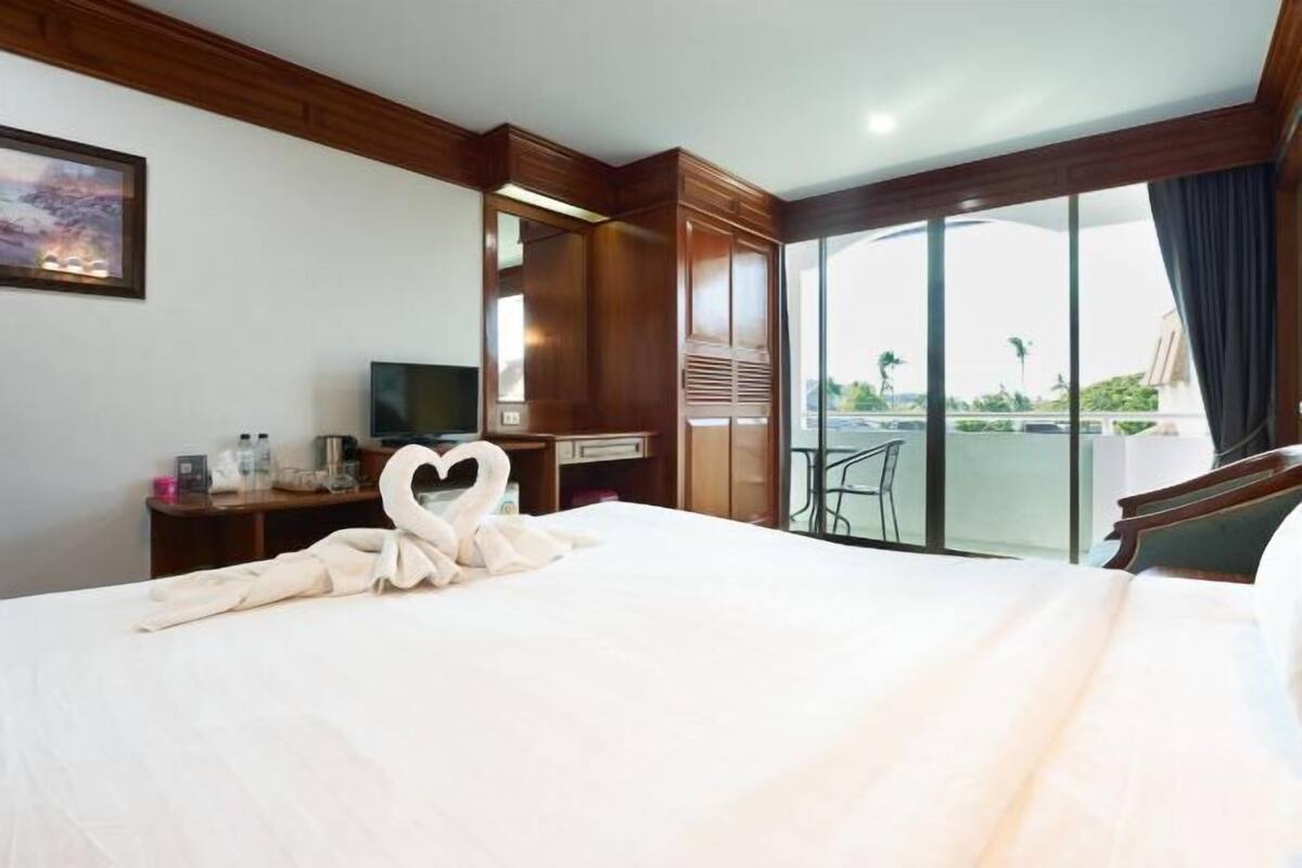 Caja de seguridad en la habitación y ropa de cama