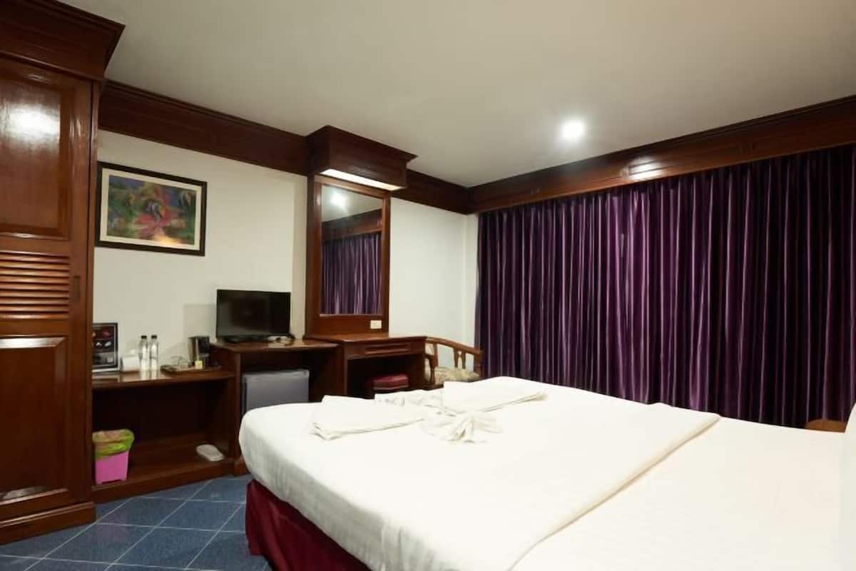 In-room safe, bed sheets