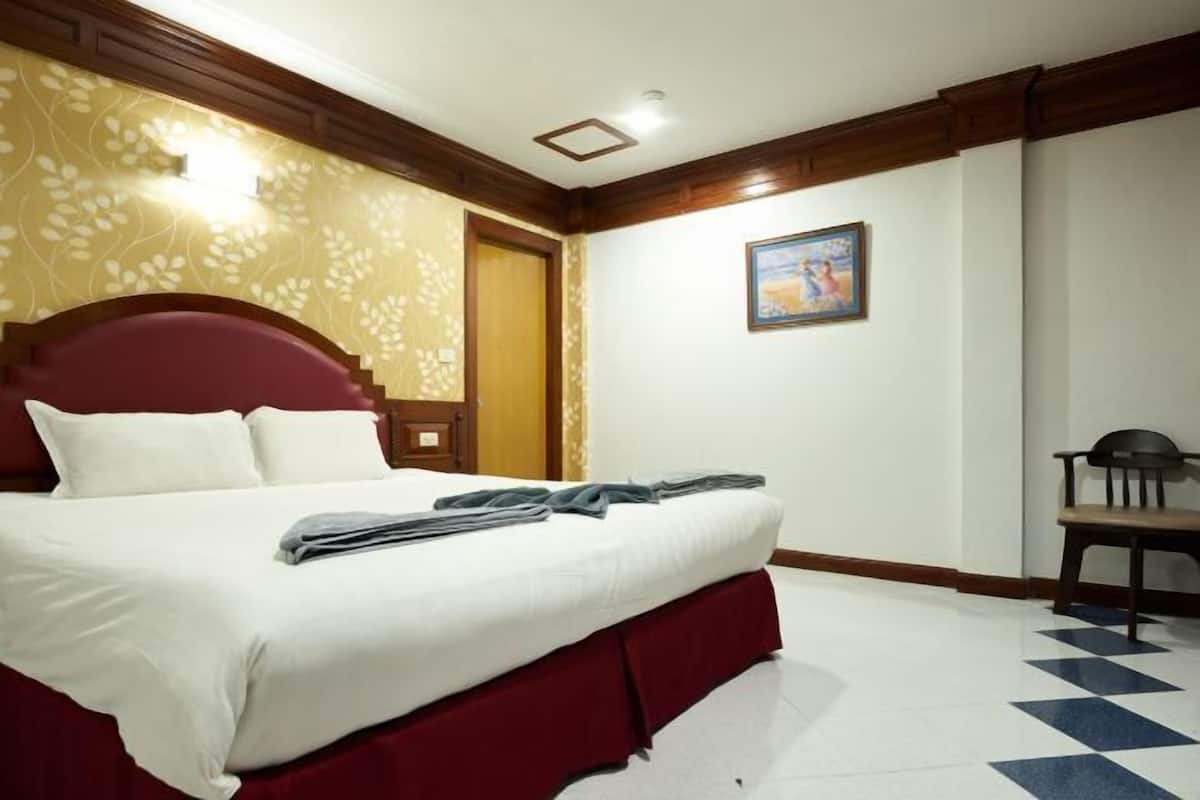 In-room safe, bed sheets