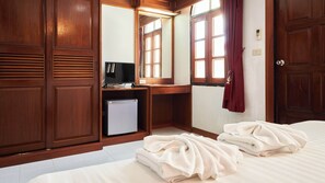 Family Room, Balcony | In-room safe, bed sheets