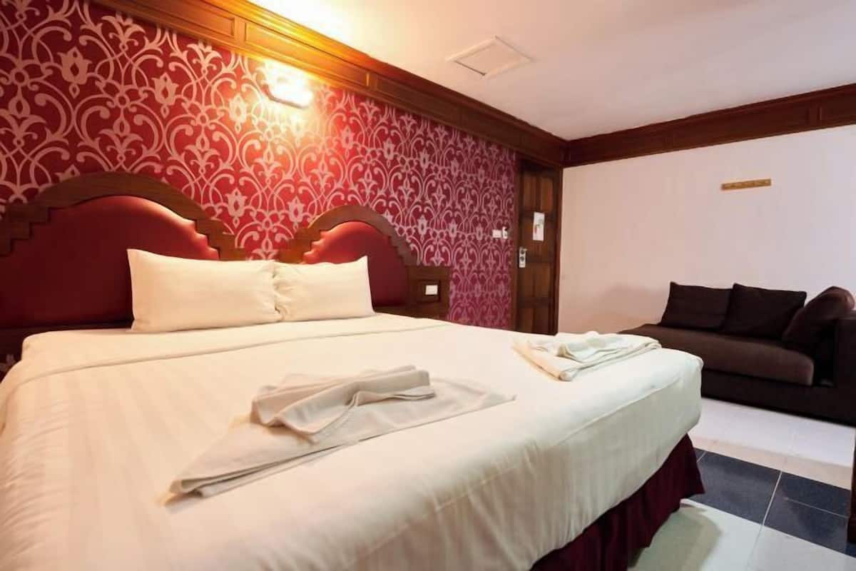 In-room safe, bed sheets