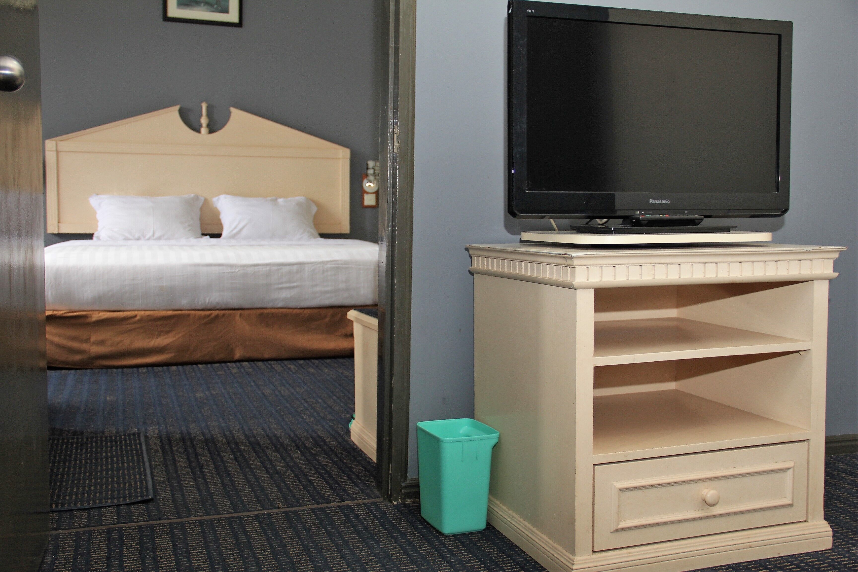 deluxe suite | minibar, desk, free wifi