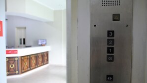 An elevator interior with floor selection buttons and a call button. - Sandakan Inn (Sandakan)