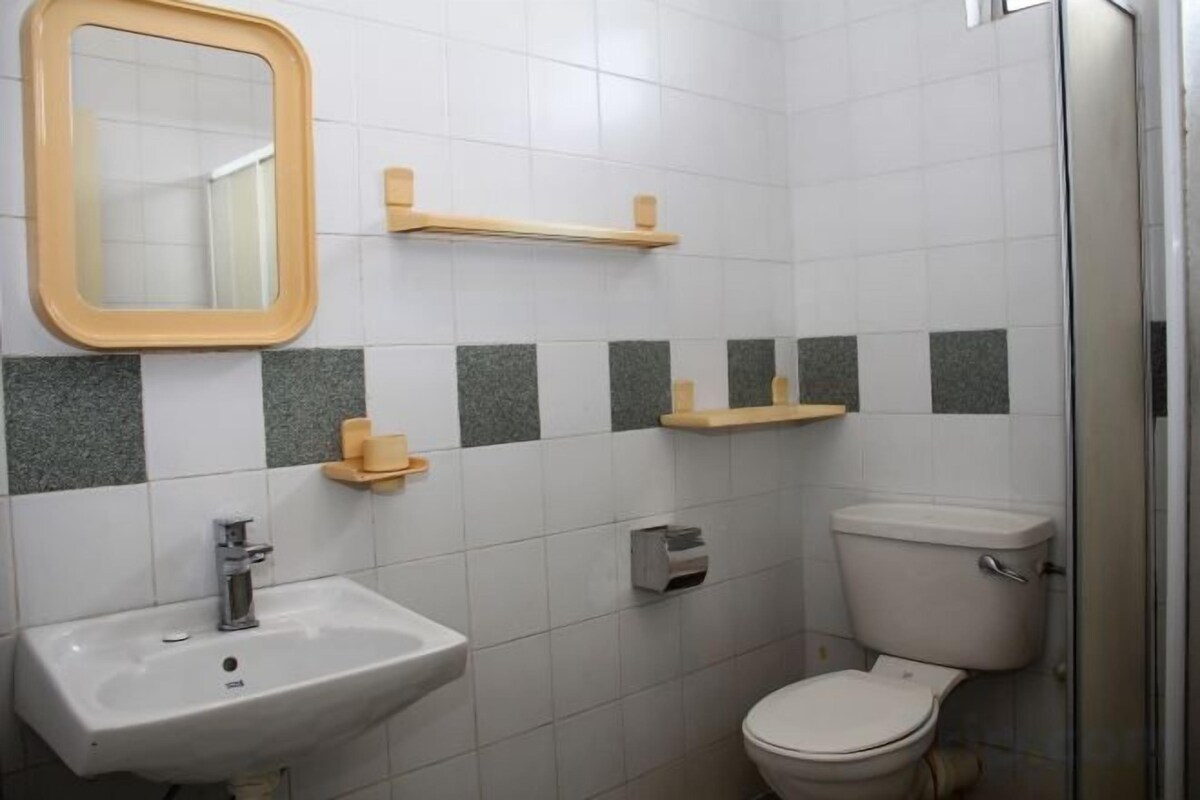 Salle de bain | Articles de toilette gratuits, chaussons, bidet, serviettes fournies
