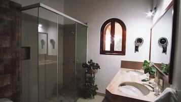 Deluxe Room | Bathroom | Shower, rainfall showerhead, free toiletries, towels