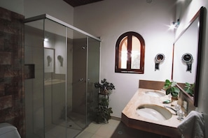 Deluxe Room | Bathroom | Shower, rainfall showerhead, free toiletries, towels - APU SAMAY (La Banda de Shilcayo)