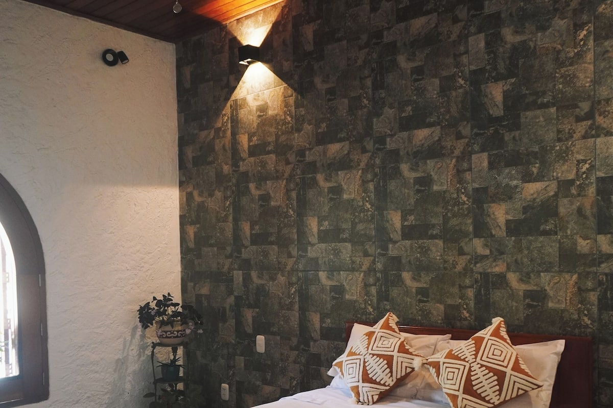 Quarto clássico | Roupas de cama premium, Wi-Fi de cortesia, roupa de cama