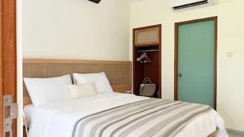 Egyptian cotton sheets, premium bedding, desk, free WiFi