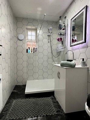 Shower, hair dryer, towels - Remarkable 2-Bed Apartment in Castlebar (Castlebar)