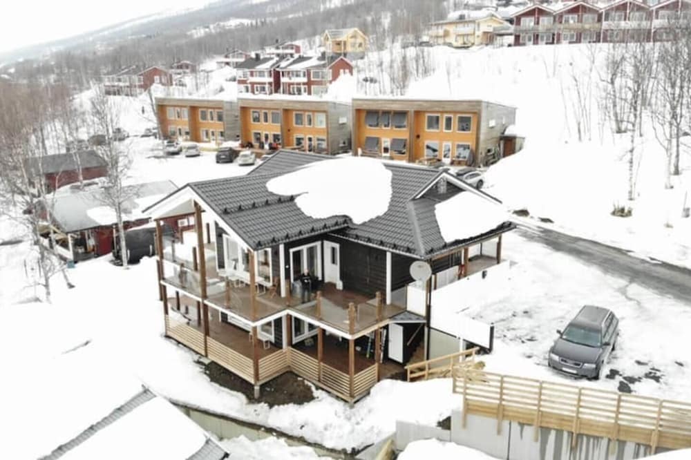 Large 8-9-Bed Central Ski innOut House in Hemavan