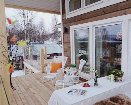 Outdoor dining. Large 8-9-Bed Central Ski innOut House in Hemavan