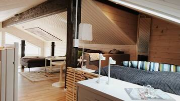 9 bedrooms, WiFi, bed sheets