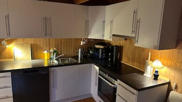 Een koelkast, een microgolfoven, een oven, een kookplaat