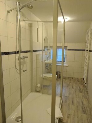 Een douche, een haardroger, handdoeken