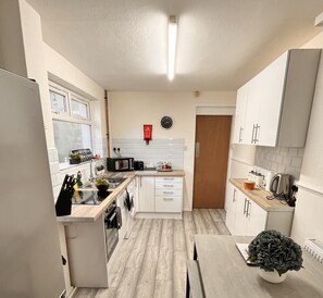 Kjøleskap, mikrobølgeovn, ovn og kokeplater