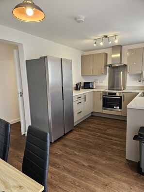 Køleskab, mikrobølgeovn, ovn, kogeplade