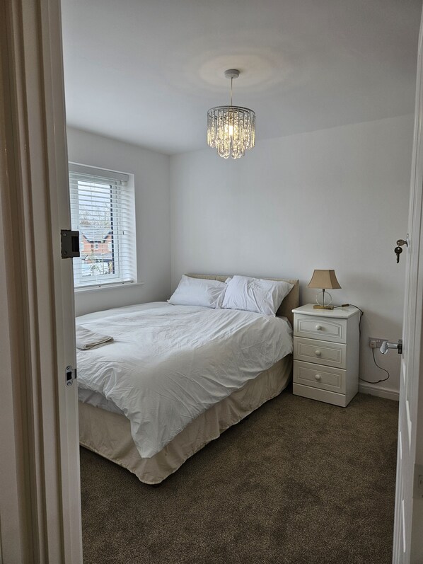 2 عدّة غرف نوم وواي فاي وملاءات أسرّة