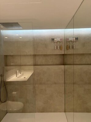 Een douche, een haardroger, handdoeken