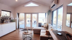 Living area - Loft-Sleeps5-Parking-Spa-LakeViews-PetFriendly (Finnerodja)