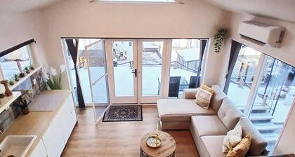 Loft-Sleeps5-Parking-Spa-LakeViews-PetFriendly