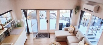 Loft-Sleeps5-Parking-Spa-LakeViews-PetFriendly