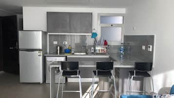 Kühlschrank, Ofen, Herdplatte, Wasserkocher mit Kaffee-/Teezubehör