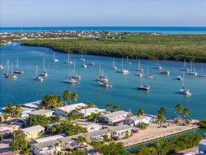 Marina - Tropical Private Home w/Hot Tub,BBQ. Bring Your Boat, RV Parking (Marathon)