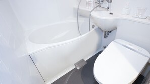 Kombination af bruser/badekar, hårtørrer, badekåber, hjemmesko