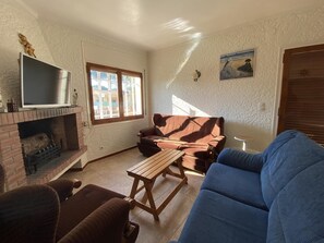 TV, fireplace - Cozy family house with large garden (l'Escala)