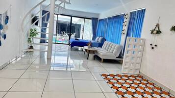 Loft Keluarga, 2 kamar tidur, teras, di pinggir kolam renang | Seprai premium dan didekorasi berbeda-beda