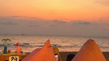 Liegestühle, Sonnenschirme