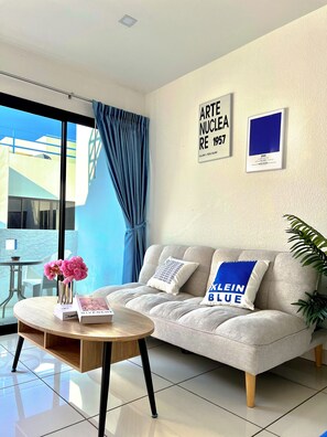 40-inch TV with cable channels - Mona Lisa pool villa (Pattaya)