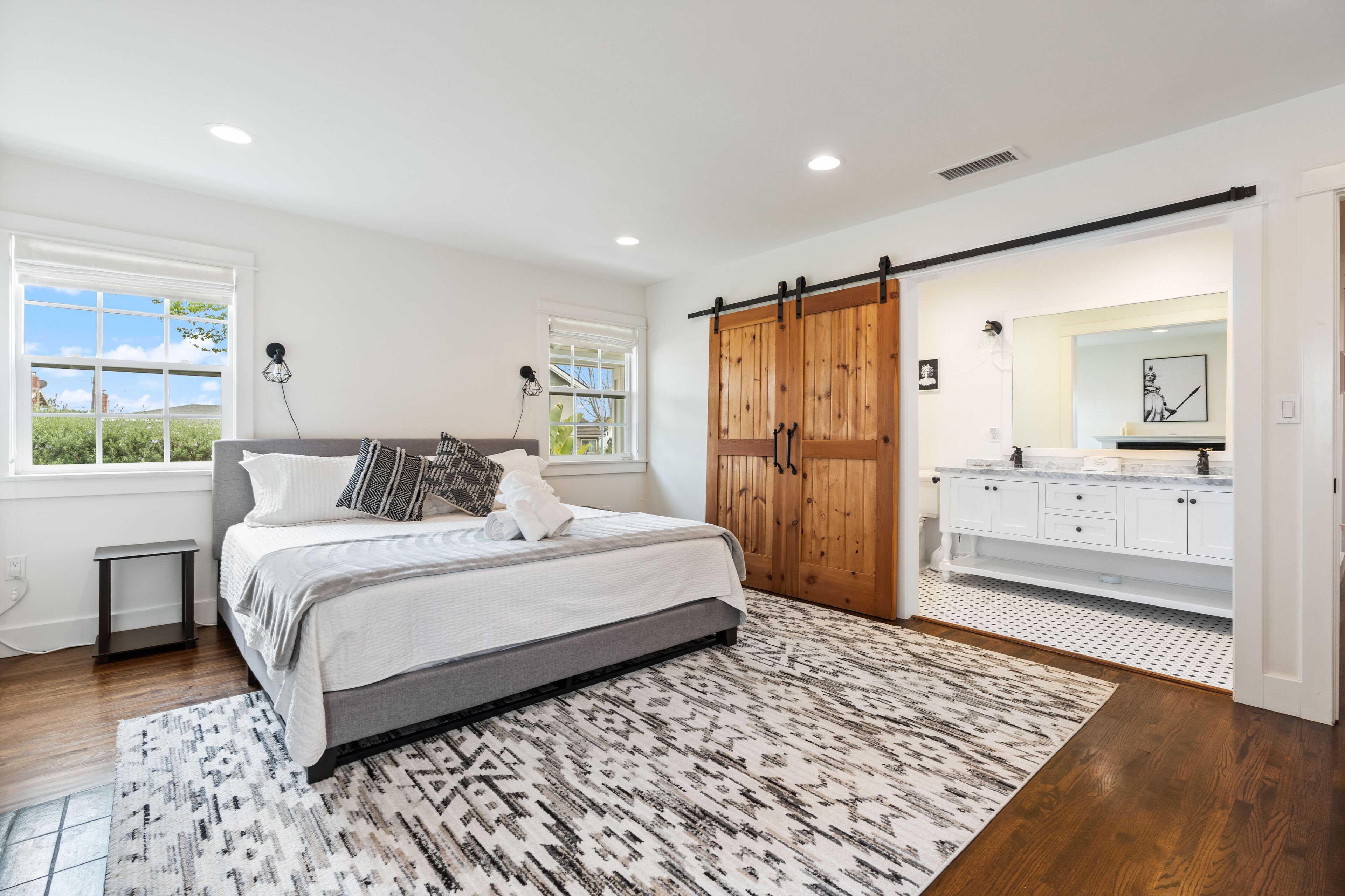 Modern 3 BRDM Family Home, near the beach/LMU/LAX