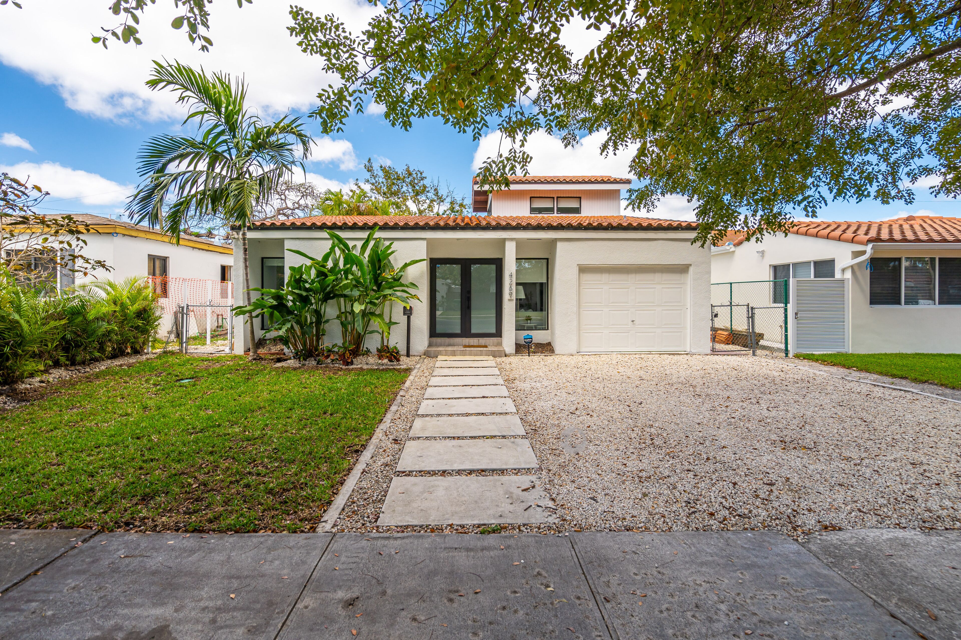 Bright and modern self contained annex in Little Gables