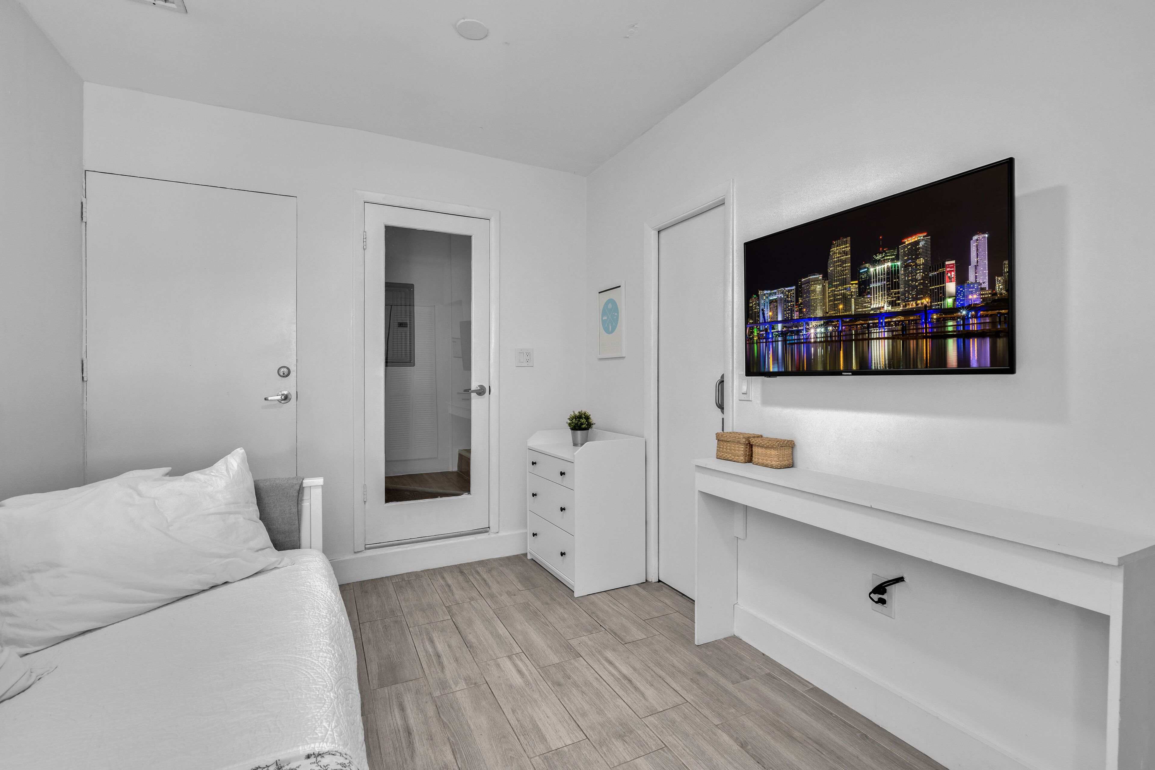 Bright and modern self contained annex in Little Gables