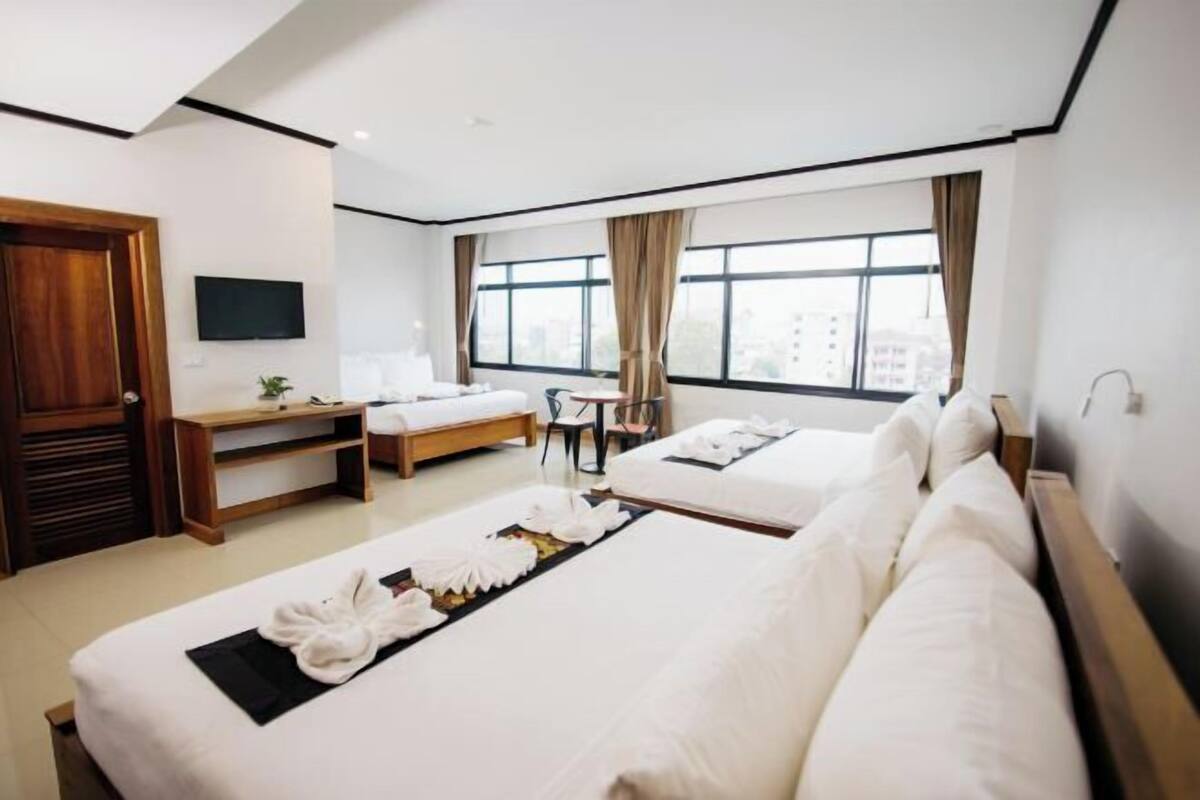 Minibar, desk, free WiFi, bed sheets