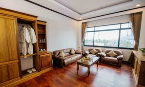 Executive Studio Suite | Minibar, desk, free WiFi, bed sheets - Sisombat Plaza Hotel (Vang Vieng)