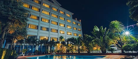 15 outdoor pools, open 7:00 AM to 10:00 PM, pool umbrellas
