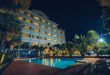 15 outdoor pools, open 7:00 AM to 10:00 PM, pool umbrellas, sun loungers